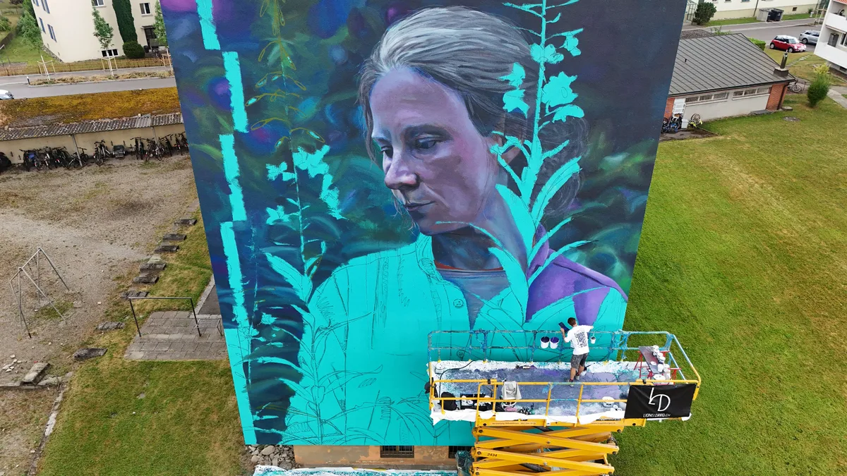 Das Motiv auf der Fassade sorgte für Aufmerksamkeit. Lionel David malt eine Wand an.